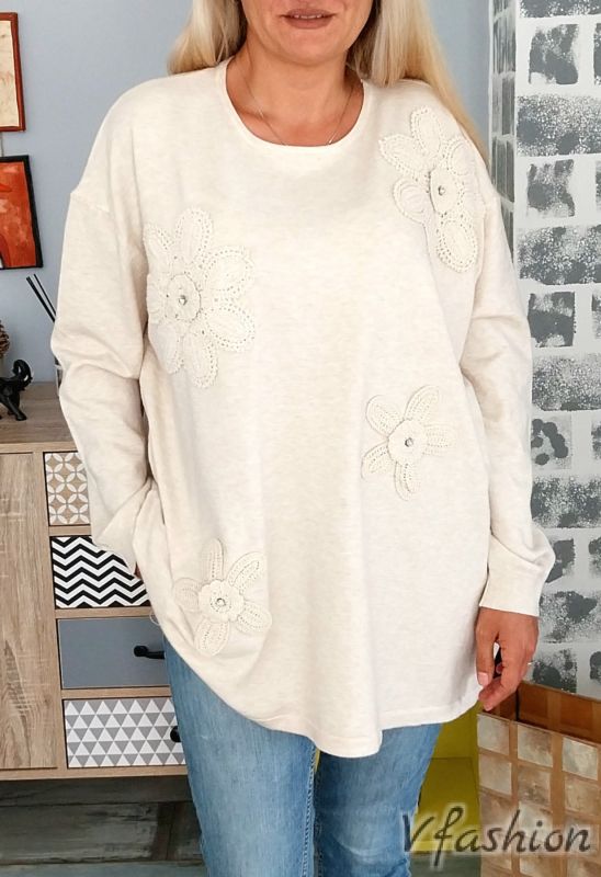 Пуловер с бродирани цветя - светлобежов