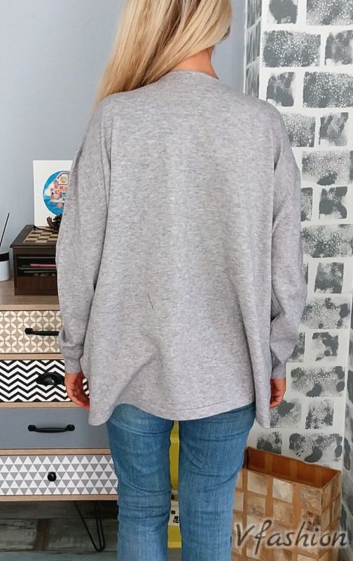 Пуловер с бродирани цветя - сив