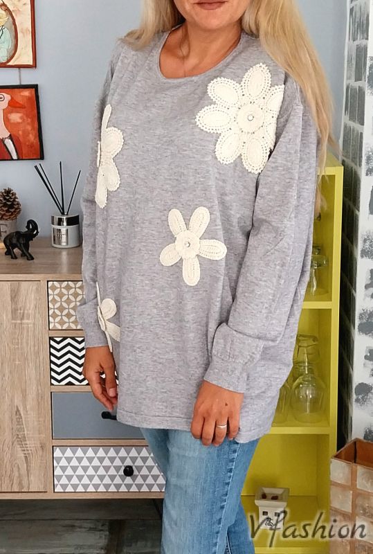 Пуловер с бродирани цветя - сив