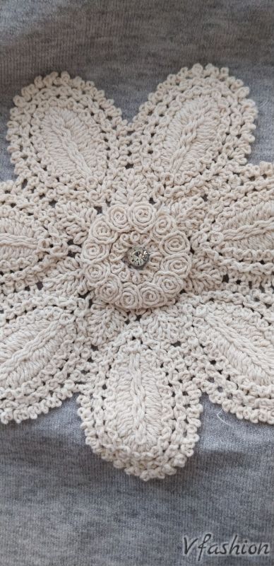 Пуловер с бродирани цветя - сив