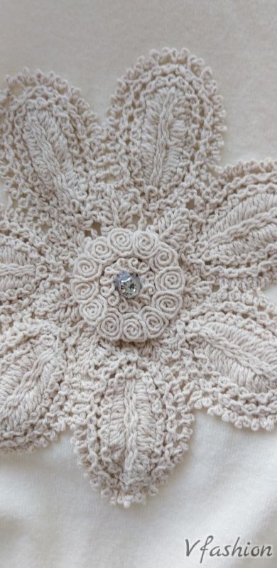 Пуловер с бродирани цветя - екрю