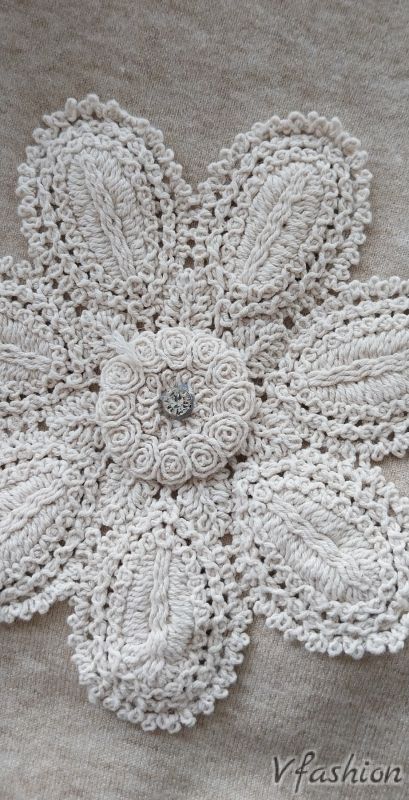 Пуловер с бродирани цветя - светлобежов