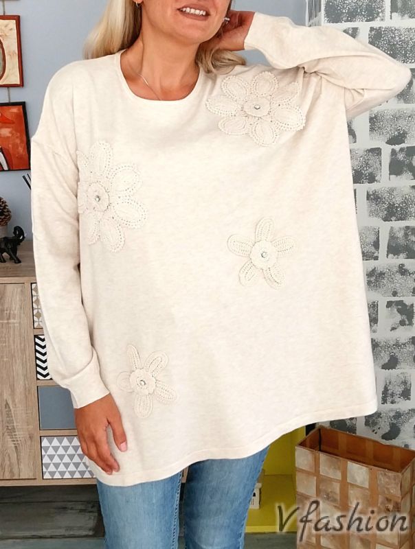 Пуловер с бродирани цветя - светлобежов