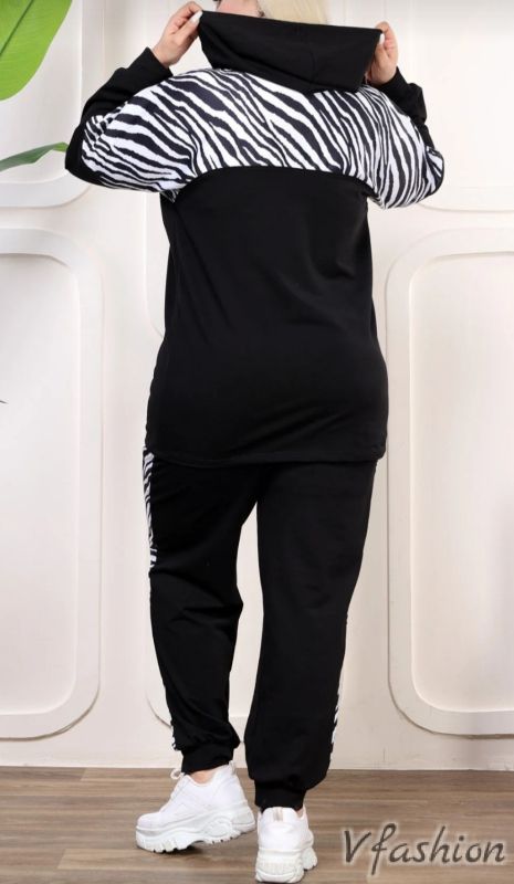 Спортен комплект със зеброви акценти