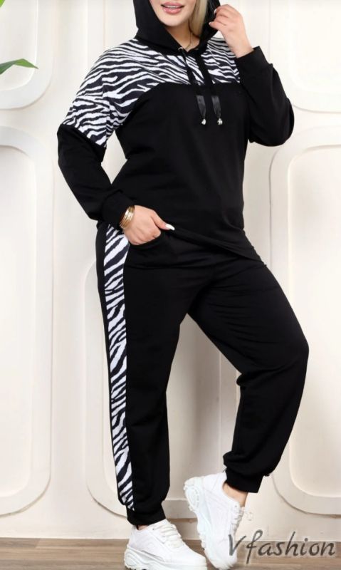 Спортен комплект със зеброви акценти