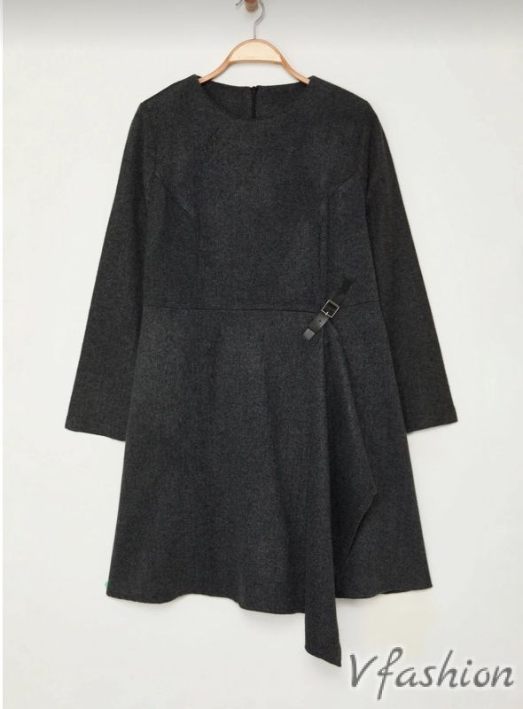 Асиметрична рокля с акцент