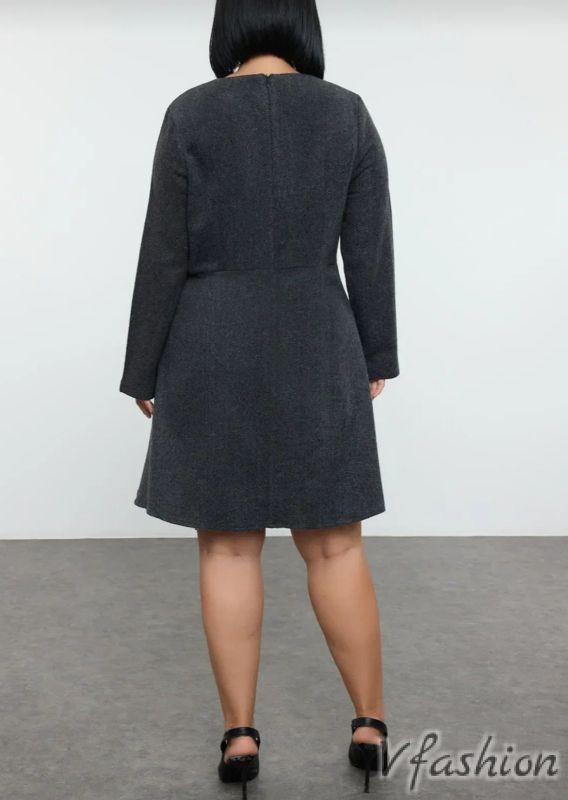 Асиметрична рокля с акцент