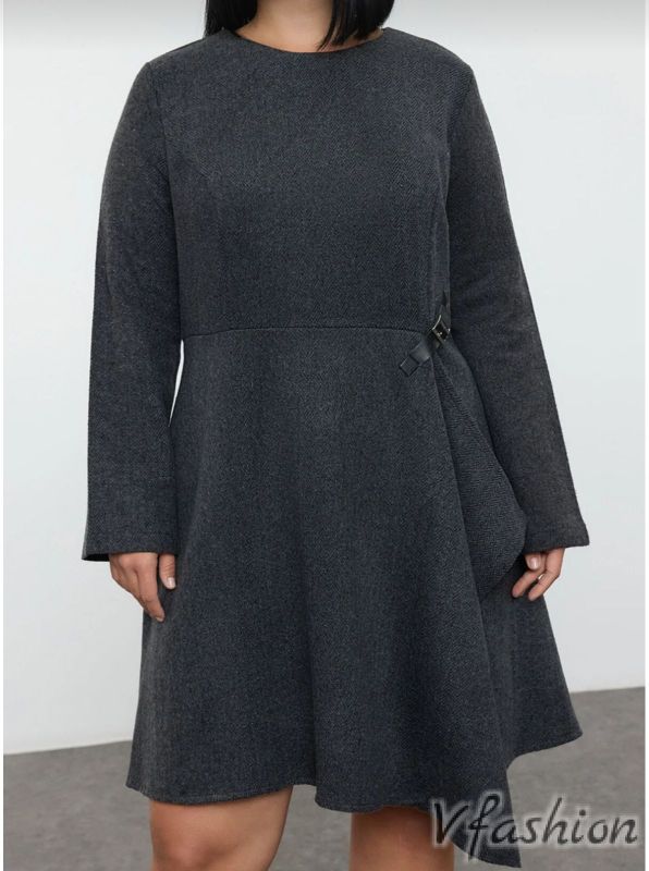 Асиметрична рокля с акцент