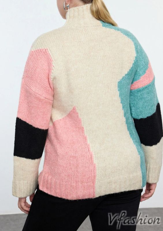 Шарен пуловер с висока яка