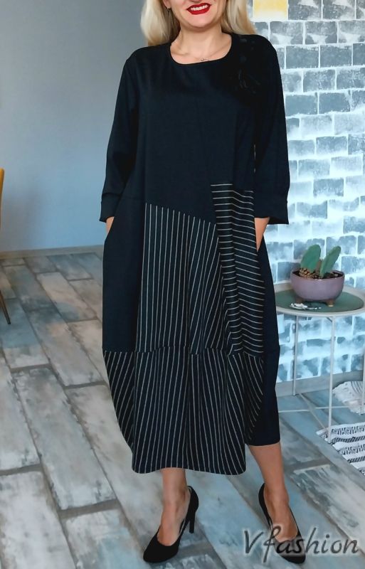 Рокля с брошка цвете с джобове