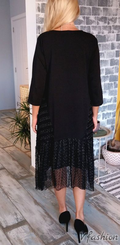 Елегантна рокля с блестящи акценти