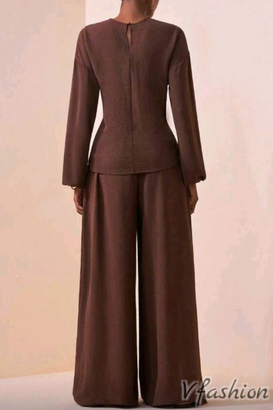 Комплект панталон и блуза с акцент