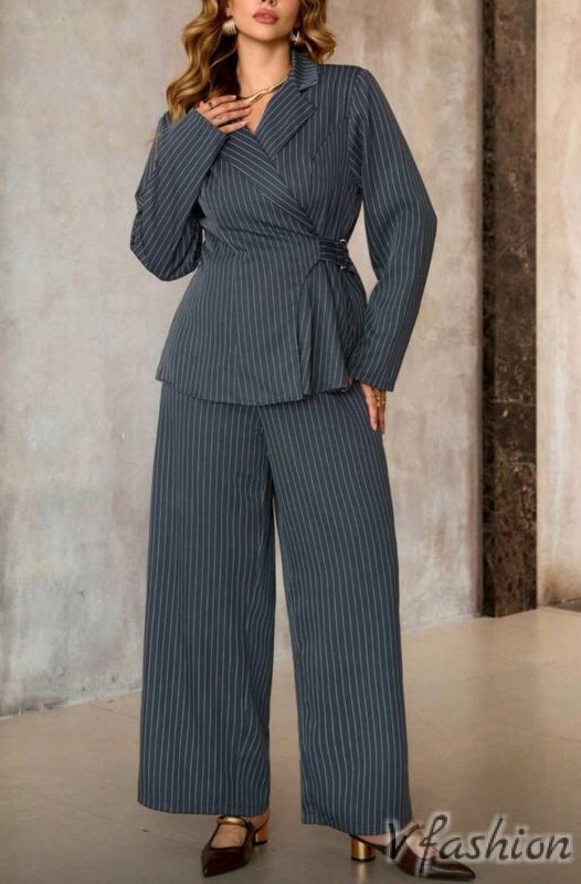 Костюм панталон и сако с колан