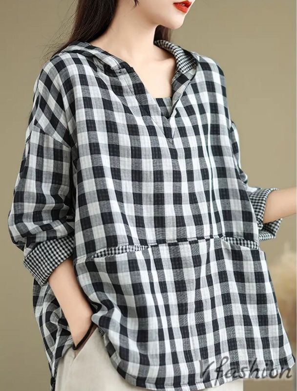 Карирана блуза с джобове и качулка - черно и бяло