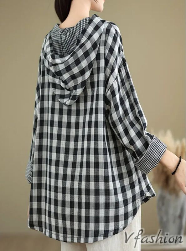 Карирана блуза с джобове и качулка - черно и бяло