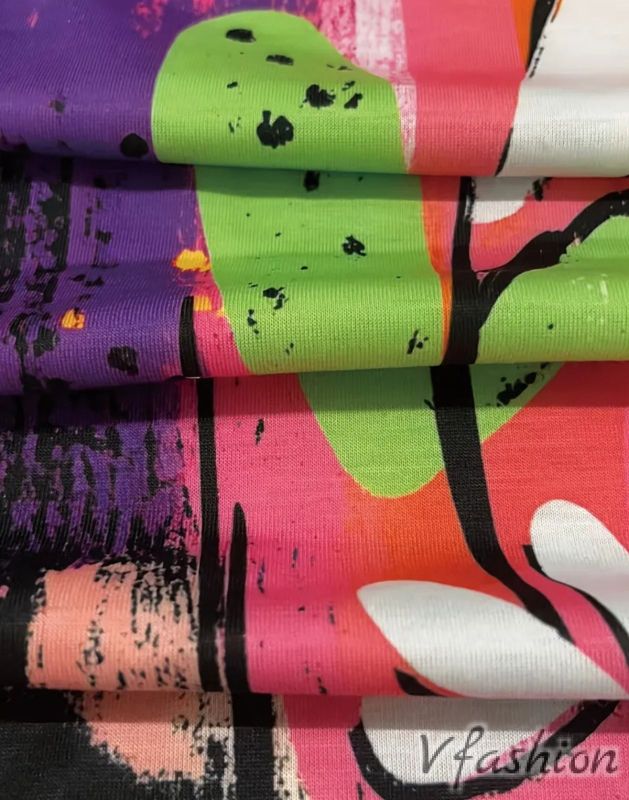 Еластична блуза с цветен принт